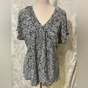Sag Harbor  Black &  White Short Sleeve V-neck Blouse